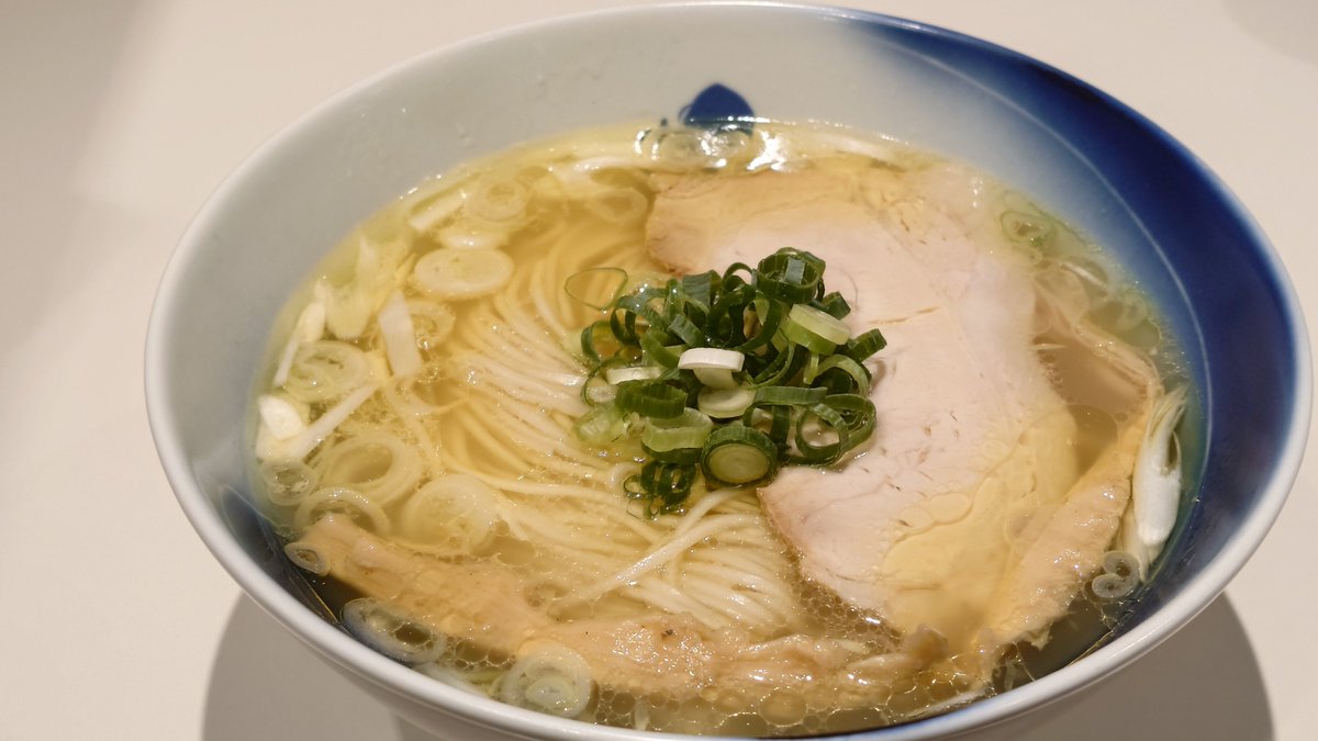 yagoocom's tweet photo. 今日は感性を豊かにするために博物館へ。ラー博ですけどね。
お初のロックンスリーさん。
ミニ地鶏醤油は鶏の旨味しかないスープに優しい醤油味で(ﾟдﾟ)ｳﾏｰ
地鶏塩の方はミニがない。
こちらも鶏の旨味しかないスープに優しい塩味。
優しさにー包まれたならーきっとー🐈‍⬛ https://t.co/mjJHlALnpt