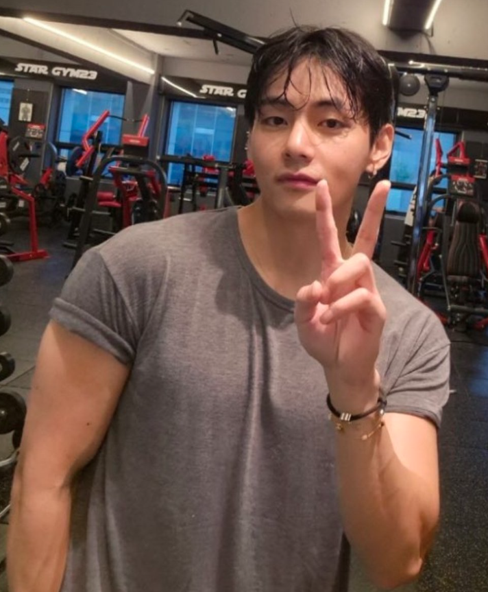 AboutMusicYT's tweet photo. Taehyung at the gym, one year ago today. https://t.co/dhXk2xhxrS