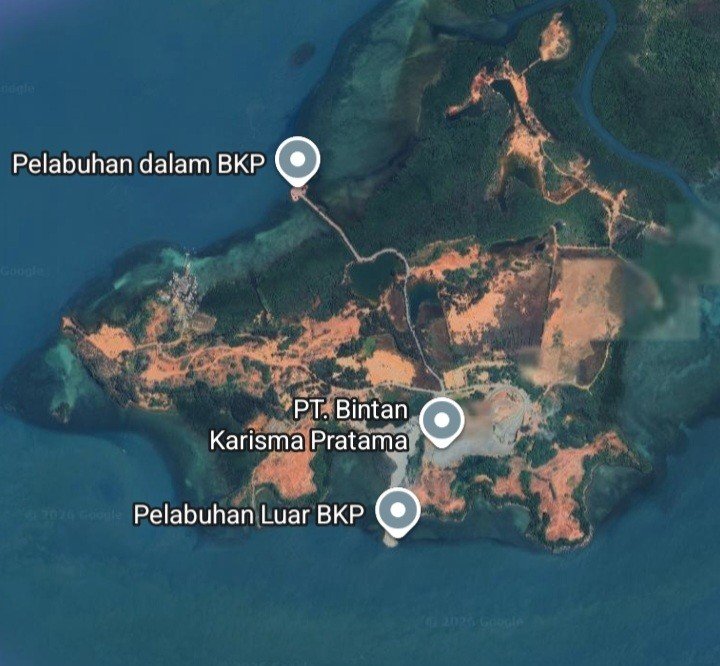 indepenSumatera's tweet photo. Atas nama pundi-pundi CUAN, ruang hidup masyarakat Melayu di Kepri sedang dipertaruhkan! 

- Pasir laut ditambang, dikirim kenyang untuk negeri seberang.
- Pulau-pulau kecil terancam tenggelam dan hilang dari peta.
- Nelayan Melayu diintimidasi, mata pencaharian digulung kerusakan alam.

Mereka bilang ini PEMBANGUNAN, tapi bagi warga lokal ini adalah PENGHILANGAN TANAH KELAHIRAN.

Ketika pejabat dan negara diam membisu jadi alat orang-orang serakah, tidak ada pilihan tersisa bagi anak cucu Melayu

Diam sampai terhapus sejarah, atau berdiri MELAWAN demi masa depan! 

#SelamatkanRuangHidup