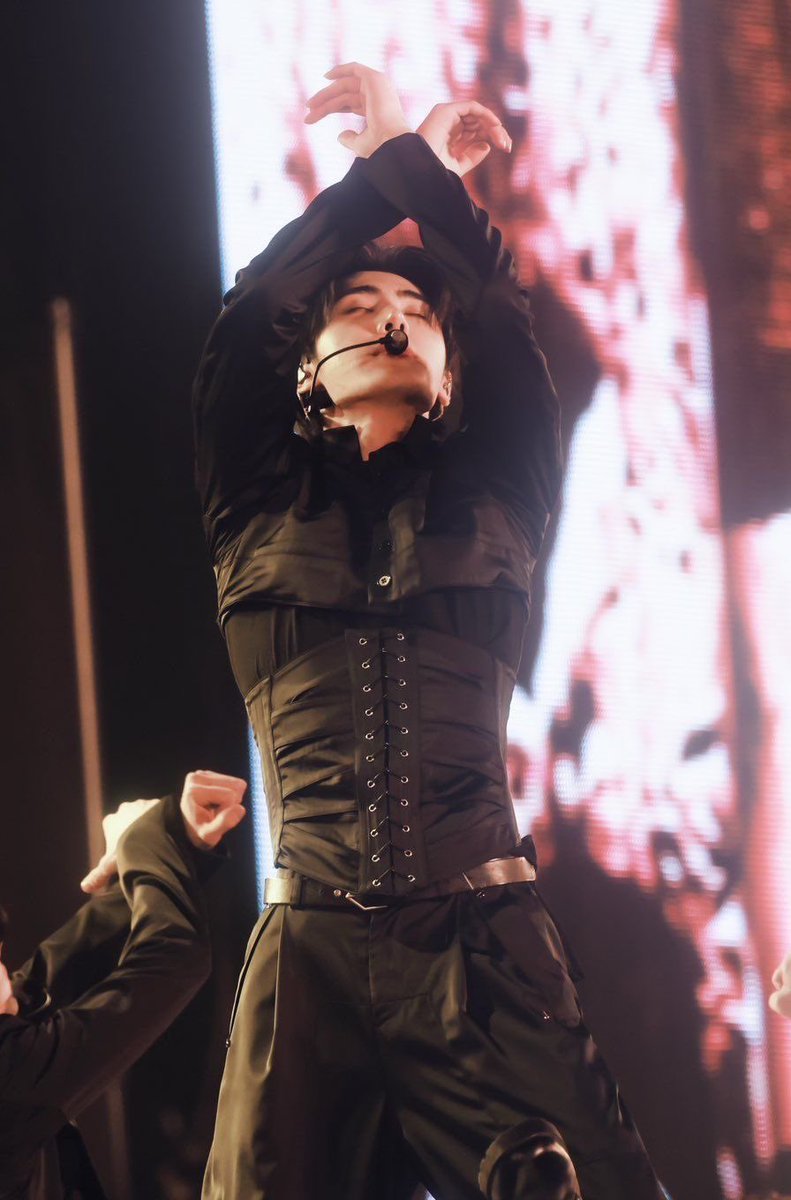heybaekgu's tweet photo. Thank you life for giving me corset Sunghoon #성훈 #SUNGHOON https://t.co/GB0nVzLd0M