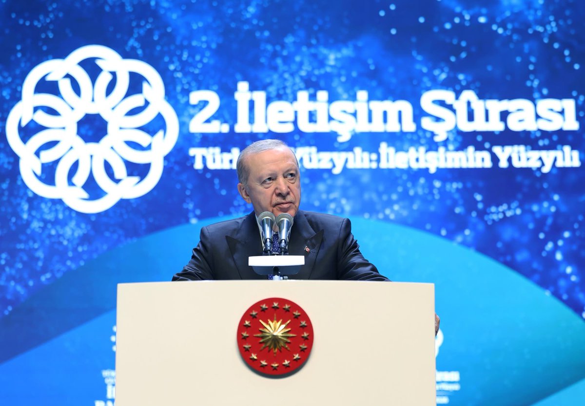 Akparti's tweet photo. "Türkiye Yüzyılı'nı inşa ederken medeniyet değerlerimizden beslenen bir hikayeyi, köklü bir hafızayı, geleceğe yön veren güçlü vizyonu da hayata geçiriyoruz."

Cumhurbaşkanımız Sayın Recep Tayyip Erdoğan, 2. İletişim Şurası'na katıldı. https://t.co/ujhoucDP5y