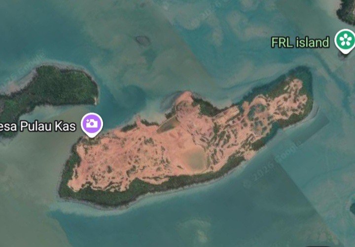 indepenSumatera's tweet photo. Atas nama pundi-pundi CUAN, ruang hidup masyarakat Melayu di Kepri sedang dipertaruhkan! 

- Pasir laut ditambang, dikirim kenyang untuk negeri seberang.
- Pulau-pulau kecil terancam tenggelam dan hilang dari peta.
- Nelayan Melayu diintimidasi, mata pencaharian digulung kerusakan alam.

Mereka bilang ini PEMBANGUNAN, tapi bagi warga lokal ini adalah PENGHILANGAN TANAH KELAHIRAN.

Ketika pejabat dan negara diam membisu jadi alat orang-orang serakah, tidak ada pilihan tersisa bagi anak cucu Melayu

Diam sampai terhapus sejarah, atau berdiri MELAWAN demi masa depan! 

#SelamatkanRuangHidup
