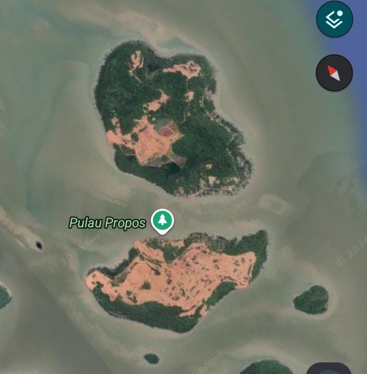 indepenSumatera's tweet photo. Atas nama pundi-pundi CUAN, ruang hidup masyarakat Melayu di Kepri sedang dipertaruhkan! 

- Pasir laut ditambang, dikirim kenyang untuk negeri seberang.
- Pulau-pulau kecil terancam tenggelam dan hilang dari peta.
- Nelayan Melayu diintimidasi, mata pencaharian digulung kerusakan alam.

Mereka bilang ini PEMBANGUNAN, tapi bagi warga lokal ini adalah PENGHILANGAN TANAH KELAHIRAN.

Ketika pejabat dan negara diam membisu jadi alat orang-orang serakah, tidak ada pilihan tersisa bagi anak cucu Melayu

Diam sampai terhapus sejarah, atau berdiri MELAWAN demi masa depan! 

#SelamatkanRuangHidup