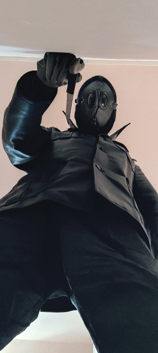 AMaskedMadman's tweet photo. Things are about to get heated. Again... 🔪 #plaguedoctor #maskedmen https://t.co/L0aaf2gRwg