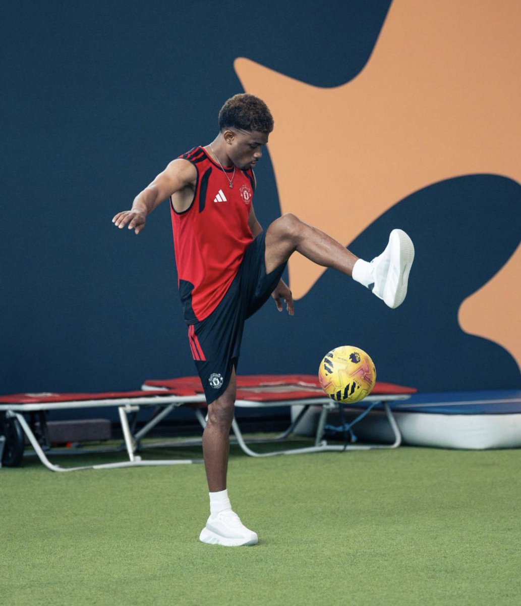 Utdtruthful's tweet photo. 📸 - Amad Diallo STRAIGHT to work at Carrington. He is BACK ❤️🌟 https://t.co/fuN7aqiUZj