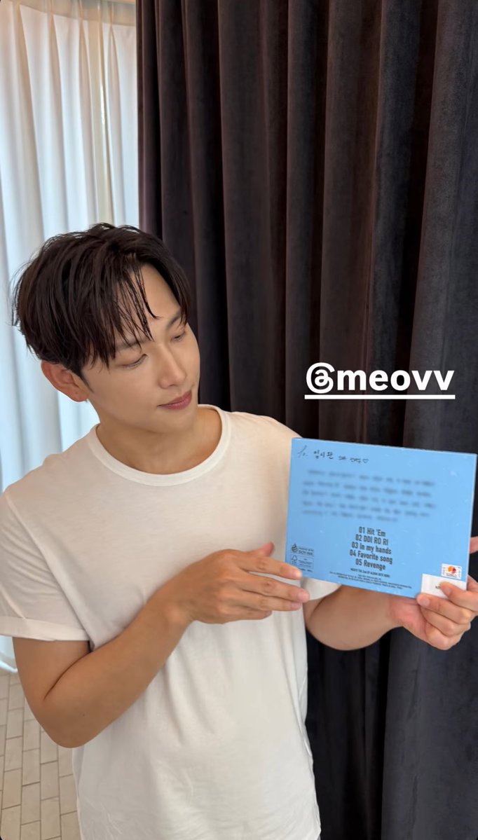everydaysiwan's tweet photo. 20260728 Yim Siwan instagram story update

(So Siwan received an autographed album from label mate Meoov!)

#임시완 #yimsiwan https://t.co/dAXDGFibfb
