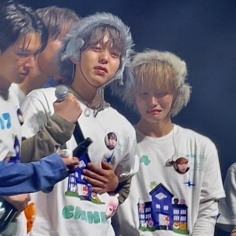 vminlove's tweet photo. anywayyyy, napakacute ng chihwon kooo 😭 juwon was crying with chih his entire ment and tried to comfort him in his own adorable way at the end by asking the crowd if “pogi ba si chihen?” 🥹 look at him glancing at chih and looking so proud when the crowd said yes 🥹🥹 https://t.co/ADZUBSBFJF