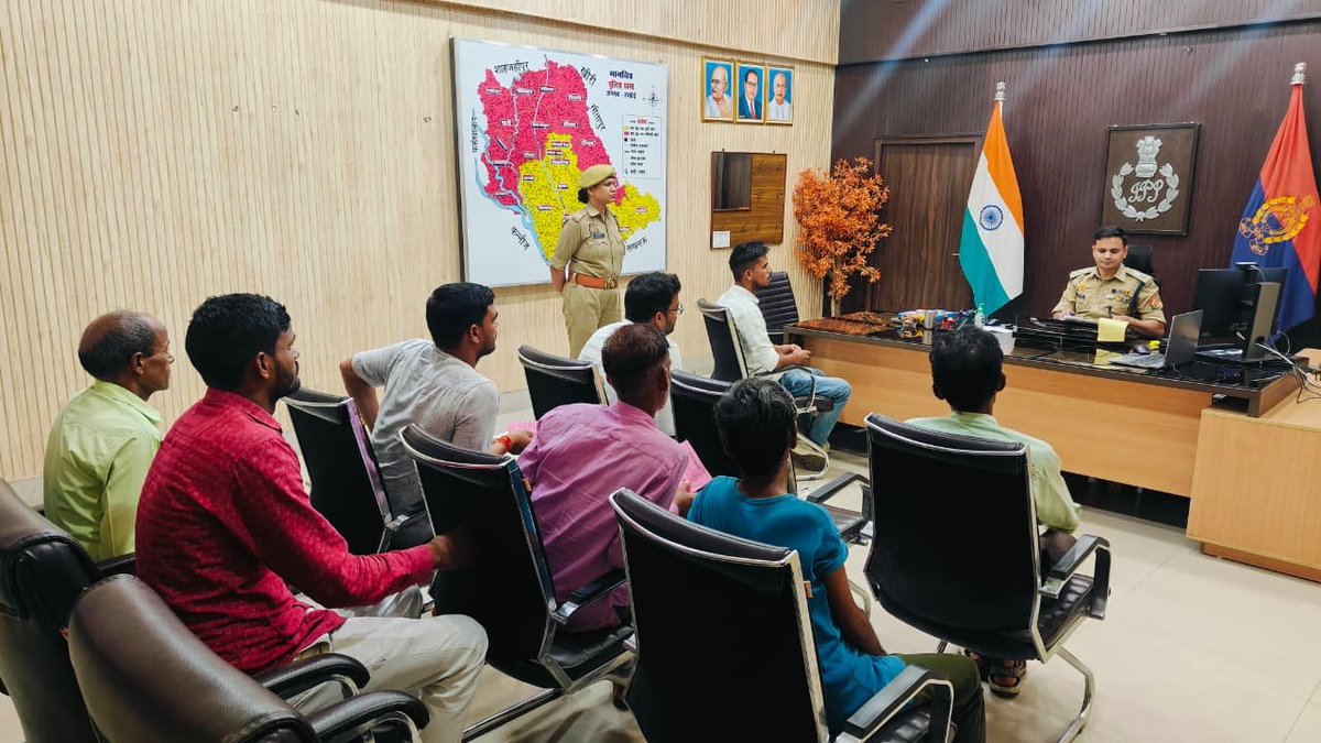 IndiaRepublics's tweet photo. ब्रेकिंग 

हरदोई पुलिस कार्यालय में मंगलवार को आयोजित जनसुनवाई में पुलिस अधीक्षक अशोक कुमार मीणा ने फरियादियों की समस्याएं गंभीरता से सुनीं। उन्होंने संबंधित अधिकारियों को सभी शिकायतों का त्वरित, निष्पक्ष और गुणवत्तापूर्ण निस्तारण सुनिश्चित करने के निर्देश दिए
@hardoipolice https://t.co/XVXmF9zPey