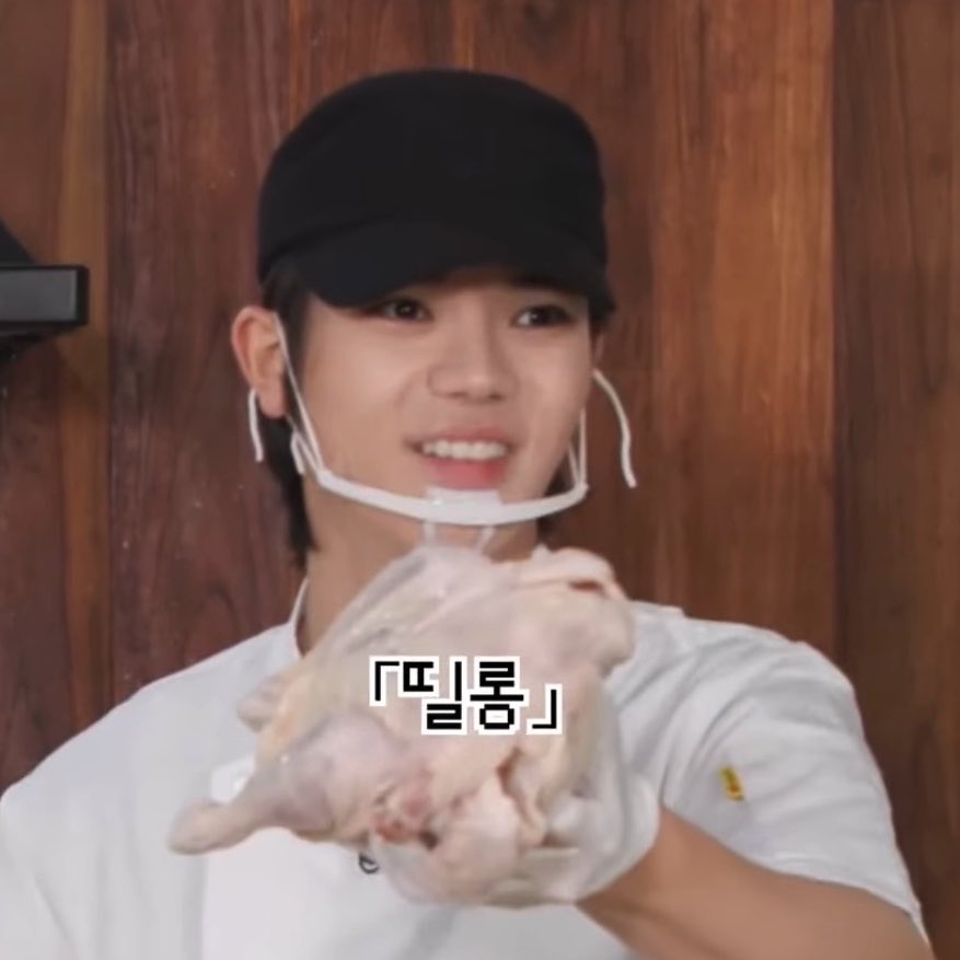 prodbyohyul's tweet photo. ohyul’s reaction to the chicken🤣

🐈‍⬛ woah look at this guy https://t.co/IjUkZE0Tpq