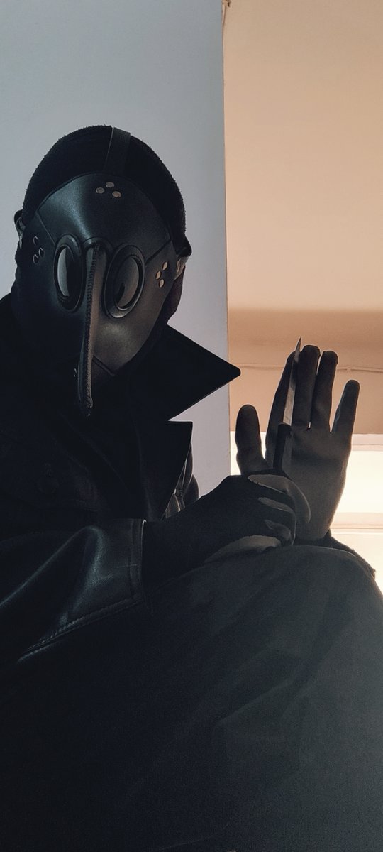 AMaskedMadman's tweet photo. Things are about to get heated. Again... 🔪 #plaguedoctor #maskedmen https://t.co/L0aaf2gRwg