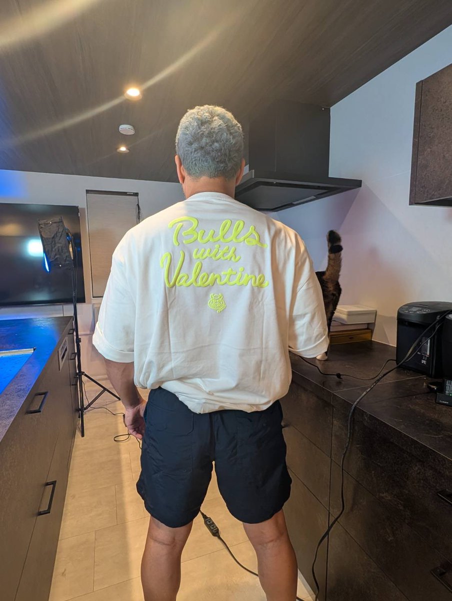 valentine_hoso's tweet photo. バレンT完成🤩

少し自慢させて

バレンTは
「A BATHING APE®」と言うブランドの
グラフィックデザイナーだったハイロック（HIROCK）さんにデザインを考えていただいた俺様、渾身のTシャツなのです！😁

髪の色は6色
蛍光赤、蛍光青、蛍光緑、蛍光黄色、蛍光紫、蛍光ピンク

可愛いやろ？
女の子に着て欲しい😍

試しに80枚弱作ったので、今年���夏は海とかに持っていって配ろうと思う

バレンをビーチで繁殖させるぞ👊