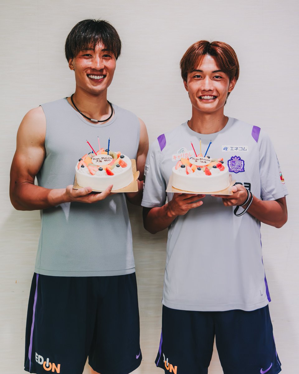 sanfrecce_SFC's tweet photo. そして今日は敬介&amp;俊希のバースデー🎂🎂
試合前にみんなでお祝いをしました。
敬介&amp;俊希、お誕生日おめでとう🎉

#大迫敬介 #東俊希 #happybirthday 
#sanfrecce #ONEVIOLET https://t.co/U2qcb1r6TA
