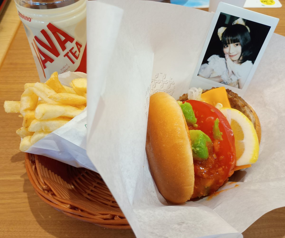 atb1025's tweet photo. @saki___charm おつかれさまーです！
頑張った自分へのご褒美って感じが伝わってきてﾖｶﾖｶ☺️

🍋に惹かれて
ダブル アボカド タコスバーガー😋 https://t.co/rjFIEtZxYx