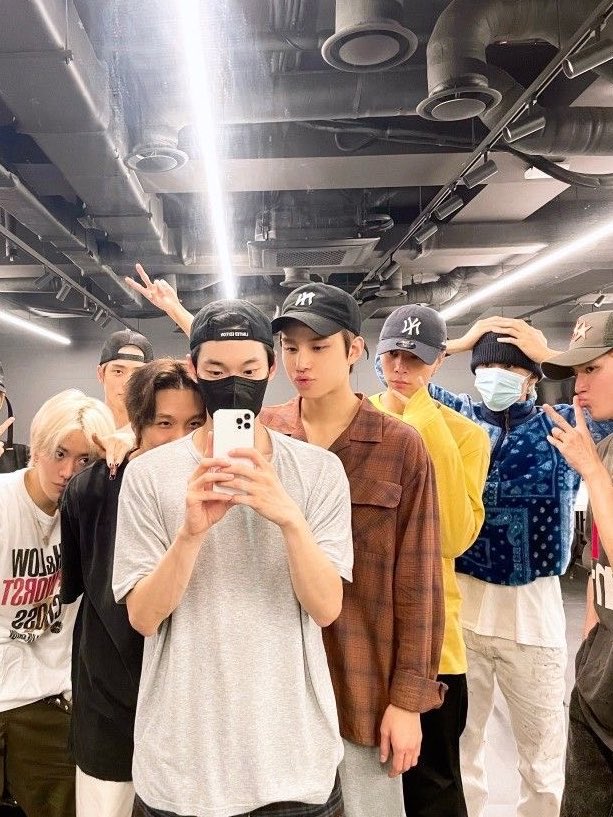 sunhaefs's tweet photo. biasanya 127 kalo lagi mirror yg megang hpnya doyoung dan haechan nyempil sebelahnya, sekarang haechan geser jadi yang megang hpnya 😭🤏🏻 https://t.co/RW2HpZtYDZ