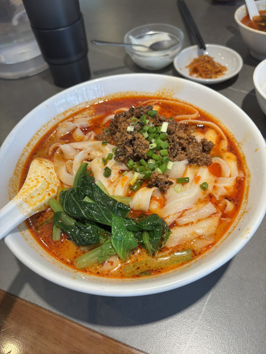 jinxnow's tweet photo. 久しぶりに横浜へ。
最近はここ一択、今回は麻婆と刀削麺。
あんまり刀削麺は他で食べないがここはおすすめ。点心��美味い https://t.co/LPuZ7vygPo