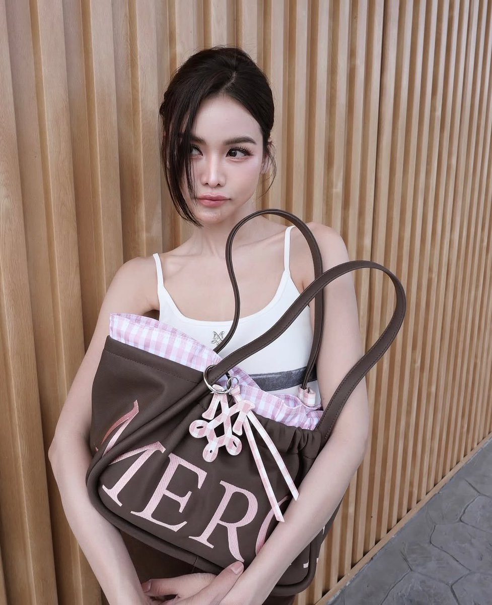 JisooandEngfa's tweet photo. Engfa:@.merge.official_ 🩷🤎

#MergeFriends
#MERGEADayBag 
#ADayBagLargeShort

FLOURISHING GROWTH ENGFA28
#อิงฟ้ามหาชน #อิงฟ้าวราหะ 
#EngfaWaraha @EWaraha https://t.co/zNlur8HCVk