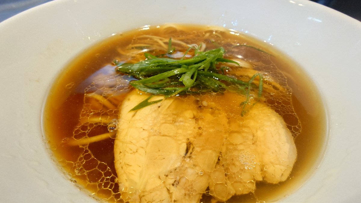 yagoocom's tweet photo. お初の新道らぁ麺さん。
タイの名店とのこと。
なんか魚の焼きあごの出汁みたいな強さを感じたけど、ウェブ見る限りナンプラーだったのかな？
ロックンスリーが引き算の美学なら、こっちは旨味の足し算。
強い魚の出汁好きな人の意見を聞きたい。 https://t.co/l3TjPDtN56
