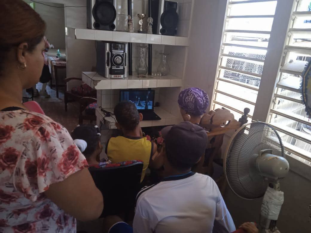 Ivanmegafa's tweet photo. Desde el municipio El Salvador se desarrolla el espacio "Luces en la sala"  con la proyección del filme animado "La novia cadaver". Esta actividad se realiza en casa de trabajadores del Centro Municipal de Cine de ese territorio.
#VeranoConMiGente
#FestivalDeCineDeVerano https://t.co/sdPBxEbwh2