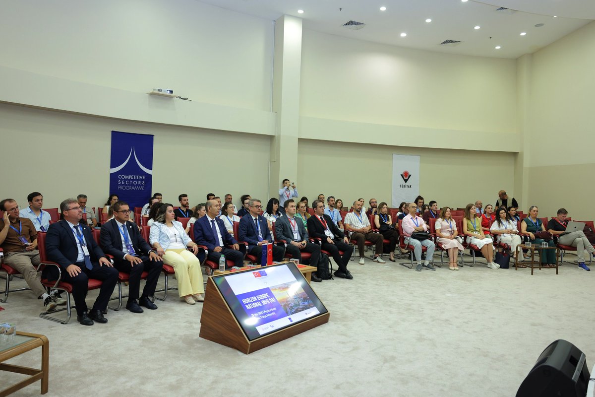 trakya_univ's tweet photo. TRAKYA ÜNİVERSİTESİ EV SAHİPLİĞİNDE "EDİRNE UFUK AVRUPA ULUSAL BİLGİ GÜNÜ" PROGRAMI GERÇEKLEŞTİRİLDİ

Trakya Üniversitesi, Avrupa Birliği’nin araştırma ve yenilik alanındaki en büyük fon programı olan Ufuk Avrupa Programı kapsamında düzenlenen "Edirne Ufuk Avrupa Ulusal Bilgi Günü" etkinliğine ev sahipliği yaptı.

Balkan Kongre Merkezi Senato Salonu’nda gerçekleştirilen etkinlik; TÜBİTAK tarafından "Ufuk Avrupa’da Türkiye" Teknik Destek Projesi kapsamında, Avrupa Birliği ve Türkiye Cumhuriyeti ortak finansmanıyla, Sanayi ve Teknoloji Bakanlığı yürütücülüğünde organize edildi.

Trakya Üniversitesi Rektör Yardımcısı Prof. Dr. Mustafa Tan, açılış konuşmasında üniversitenin uluslararasılaşma vizyonu ve sınır ötesi iş birliklerine dikkat çekti. Bulgaristan’dan gelen akademisyenler ile çevre üniversitelerden araştırmacıları selamlayan Prof. Dr. Tan, Trakya Üniversitesinin son yıllarda sınır ötesi iş birliği projelerine büyük önem verdiğini belirterek, araştırma birimlerinin yürüttüğü çalışmalarla uluslararası projelerin önümüzdeki dönemde artarak devam edeceğine inandığını ifade etti.

Trakya Üniversitesi Proje Koordinasyon Uygulama ve Araştırma Merkezi Müdürü Doç. Dr. Sertaç Arabacıoğlu ise programın içeriği hakkında bilgi vererek etkinliğin düzenlenmesine katkı sağlayan kişi ve kurumlara teşekkür etti.

Açılış oturumunda TÜBİTAK Ufuk Avrupa Programı Ulusal Koordinatörü Çağrı Yıldırım, Ufuk Avrupa Programı'nın yapısı, Türkiye'ye sunduğu fırsatlar, TÜBİTAK destek mekanizmaları ve FP10 perspektifine ilişkin sunum gerçekleştirdi.

Ardından TÜBİTAK EIC/EIE/EIT Ulusal İrtibat Noktası Erencan Bal, EIC, EIE, EIT ve EIT Higher Education Initiative (EIT HEI) kapsamında sunulan finansman ve iş birliği fırsatlarını tanıttı. Program, Teknik Destek Projesi Kıdemli Eğitmeni Dr. Nikolaos Floratos'un proje geliştirme, konsorsiyum oluşturma, proje yazımı, bütçelendirme ve proje yönetimine yönelik uygulamalı eğitimleriyle devam etti.

Rektör Yardımcısı Prof. Dr. Eylem Bayır'ın da katıldığı program, interaktif soru-cevap oturumlarının ardından sona erdi. Katılımcılar, uzmanlarla birebir görüşme ve uluslararası iş ağlarını geliştirme fırsatı buldu.

.trakya.edu.tr/haber/trakya-universitesi-ev-sahipliginde-edirne-ufuk-avrupa-ulusal-bilgi-gunu-programi-gerceklestirildi

#TrakyaÜniversitesi #UfukAvrupaProgramı #EdirneUfukAvrupaUlusalBilgiGünü