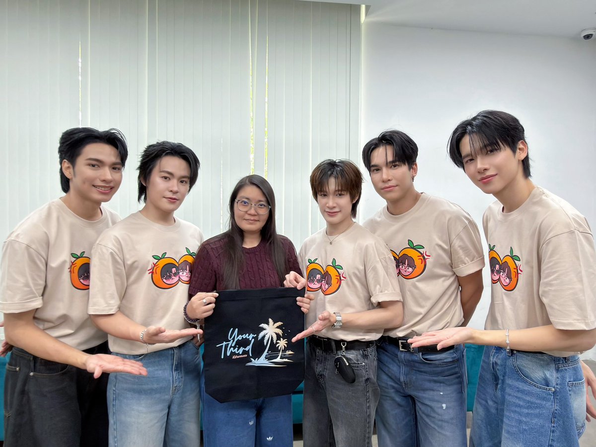 DomundiTV's tweet photo. จบลงไปแล้วสำหรับ “ที่สามของเธอ Your Third Series Press Tour” 🌳🍊✨

ขอขอบคุณ @onebunterng @onenews31 @Hello_asian @_24News_ @webstarupdate @NewsBunterng @WEED_ENT @epnewsonline @CM2Connect @weintrend_tv และ @PRSocietyNews ที่ให้เกียรติ “แม้ก” “ณฐ” “โอม” “เจ็ม” และ “ฟิวส์” ได้มาร่วมพูดคุยและโปรโมทซีรีส์ “ที่สามของเธอ Your Third Series” ในวันนี้นะคะ 🥰

ขอบคุณแฟน ๆ ทุกคนที่ติดตามและส่งกำลังใจให้กับนักแสดงทุกคนในการเดินสายโปรโมทซีรีส์ในวันนี้ด้วยนะคะ 🫶🏻✨️

YOUR THIRD PRESS TOUR
#ที่สามของเธอมาเดินสาย