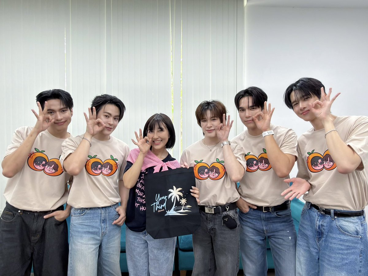 DomundiTV's tweet photo. จบลงไปแล้วสำหรับ “ที่สามของเธอ Your Third Series Press Tour” 🌳🍊✨

ขอขอบคุณ @onebunterng @onenews31 @Hello_asian @_24News_ @webstarupdate @NewsBunterng @WEED_ENT @epnewsonline @CM2Connect @weintrend_tv และ @PRSocietyNews ที่ให้เกียรติ “แม้ก” “ณฐ” “โอม” “เจ็ม” และ “ฟิวส์” ได้มาร่วมพูดคุยและโปรโมทซีรีส์ “ที่สามของเธอ Your Third Series” ในวันนี้นะคะ 🥰

ขอบคุณแฟน ๆ ทุกคนที่ติดตามและส่งกำลังใจให้กับนักแสดงทุกคนในการเดินสายโปรโมทซีรีส์ในวันนี้ด้วยนะคะ 🫶🏻✨️

YOUR THIRD PRESS TOUR
#ที่สามของเธอมาเดินสาย