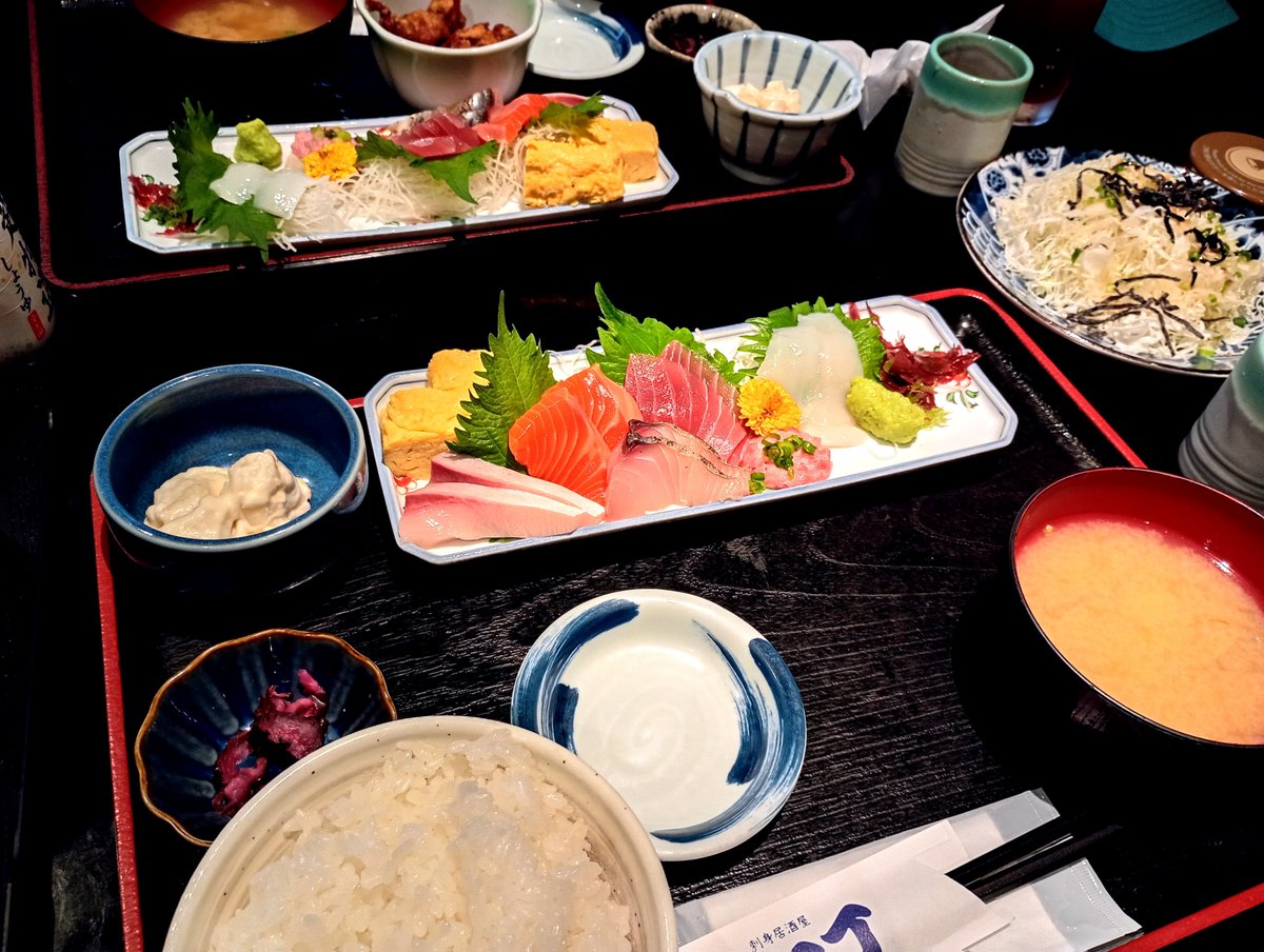 runrunonpupu's tweet photo. ランチは魚や一丁で🐟🩷刺身定食新鮮で美味しかった🥰✨
その後川崎競馬場へ🏇ケンタッキーのとりの日パックなどを食べつつ最終レースに全ツしてプラスに😭✨行きに稲毛神社でお願いしたおかげかも🙏
 #ヴィアHD  #株主優待  #川崎競馬場  #ケンタッキー https://t.co/sXSEnwS9io