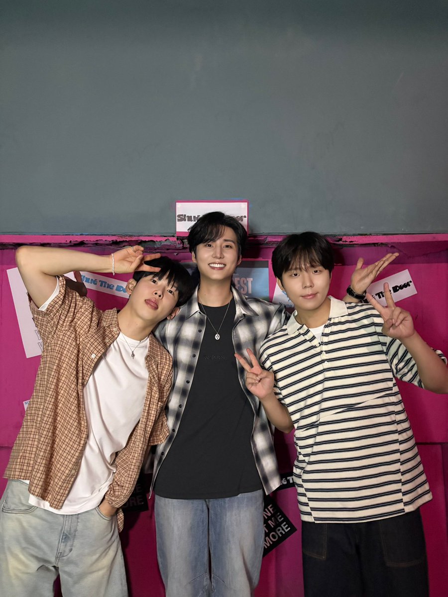 day6official's tweet photo. [ #DAY6_BEHIND ]

정승환 &amp; 폴킴 님과 함께 So I shut the door🚪
내 안의 음악을 더 turn ⬈ it up🎵

#YoungK #영케이
#정승환 #폴킴
#YOUNGEST
#Shut_The_Door https://t.co/3UnRTUtjcN