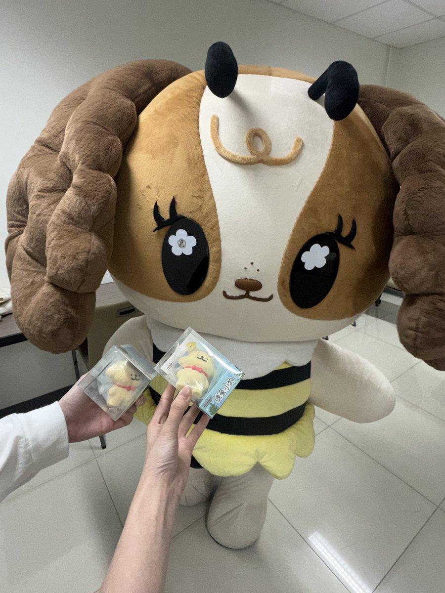 mimrtd's tweet photo. ขอบคุณทุกคนที่มาหากันนะคับ ดีใจที่ได้มาเติมพลัง แล้วก็รับพลังจากทุกคน แฮปปี้มากๆคับ><
อย่าลืมหาอะไรอีทกันนะ ดูแลตัวเองกันด้วยคับช่วงนี้อากาศเปลี่ยน เป็นห่วงทุกคนคับ><
วันนี้ลูกสาวน่ารักมากมีของมาฝากด้วย 
รักสุดหัวใจ ิิ คนจ๋วยของมูมู่😙💖🤟🏻

#งานมหกรรมนิยายนานาชาติ2026xViewMim
#ViewMim #VIMMY