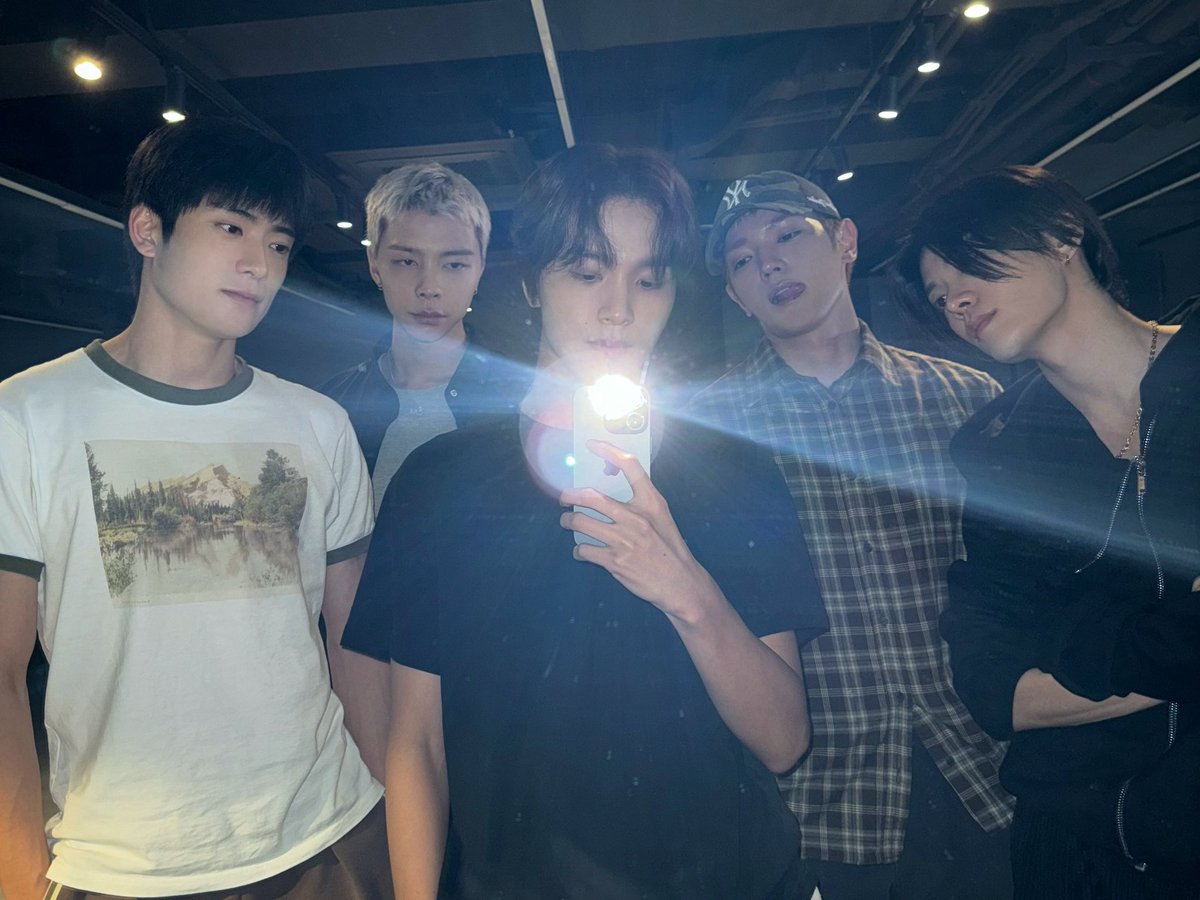 d0nggeurami's tweet photo. 늘 옆에 꼬옥 붙어잇던 거울샷담당 형아 없으니까
우리 막냉이가 센터에 서고 막 https://t.co/oOjjsQOIUl