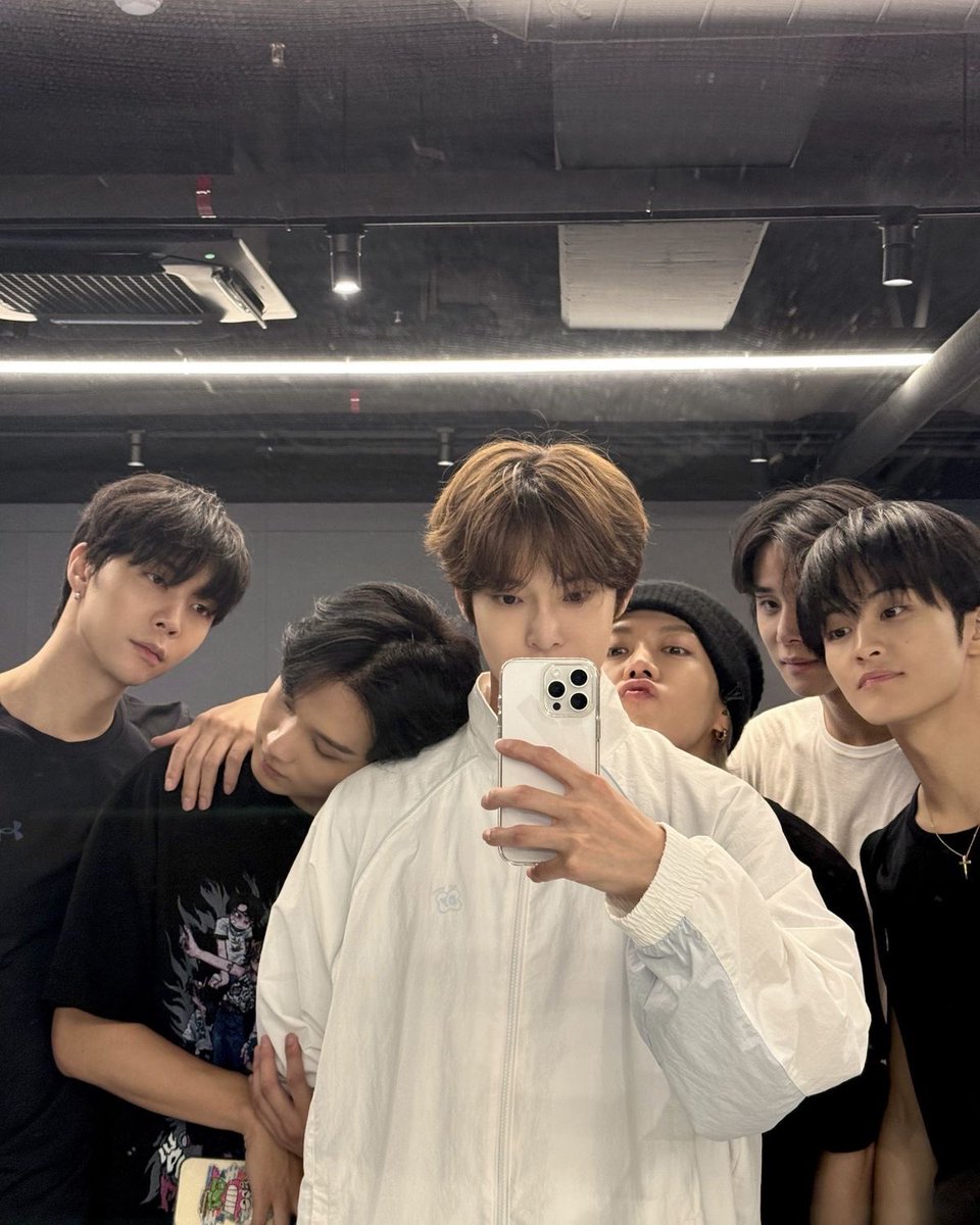 d0nggeurami's tweet photo. 늘 옆에 꼬옥 붙어잇던 거울샷담당 형아 없으니까
우리 막냉이가 센터에 서고 막 https://t.co/oOjjsQOIUl