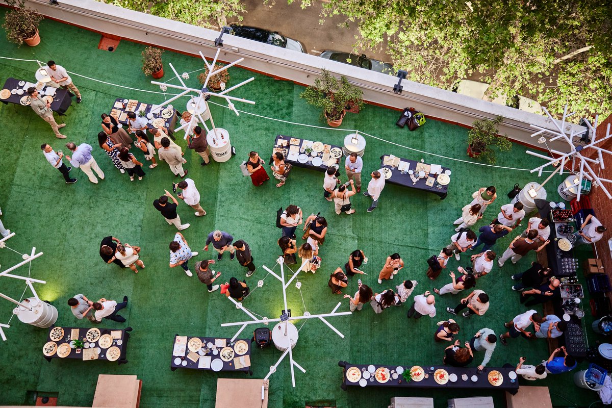 ESICValencia's tweet photo. Una noche para celebrar el curso.

La Business School de #ESICComunidadValenciana reunió a alumnado y profesorado en la #VeladadelVerano, que este año estrenó un escenario muy especial: la terraza del campus.

https://t.co/yJmU0Fh1oX

¡Ahora sí... feliz verano! ☀️ https://t.co/b36g0GHmjy