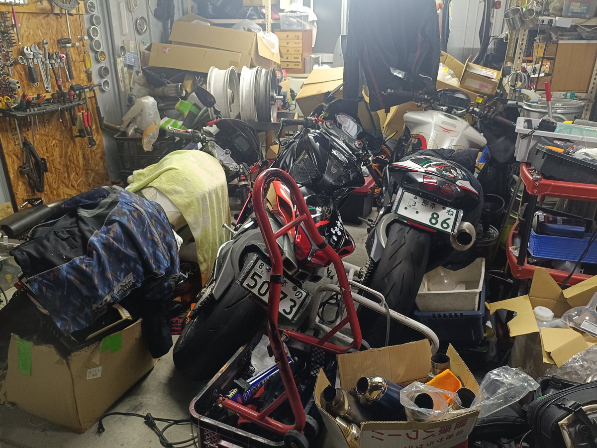 db2_grom's tweet photo. バイク3台ともドミノ倒しでした（泣）
少々傷が入りましたが、他の被害に遭われた方々��比べれば無傷みたいなモノですね…。 https://t.co/KgZ4vwMMDc