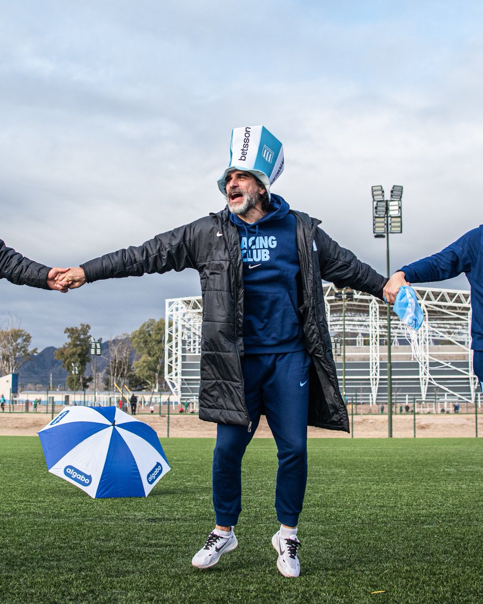 LeandroAdonio's tweet photo. El crecimiento del fútbol femenino de #Racing no es casualidad. Es el resultado de un proyecto sostenido en el tiempo, con una línea de trabajo que trascendió los nombres y hoy empieza a mostrar sus frutos.

🏆 Más allá del histórico primer título de Primera División, #Racing se convirtió en un verdadero club exportador de futbolistas hacia las principales ligas del mundo:

🇦🇷 2022: Rocío Bueno
🇦🇷 2023: Luana Muñoz
🇦🇷 2024: Eugenia Nardone
🇦🇷 2025: Milagros Menéndez
🇦🇷 2026: Agostina Holzheier

👏 Detrás de este presente hay mucho trabajo. Es mérito de la gestión anterior encabezada por @GarciaDaniel61 y de la actual, con @DelfinaMerino al frente, que mantuvieron un rumbo claro y potenciaron el desarrollo del fútbol femenino.

👉 También merece un reconocimiento especial Héctor Bracamonte, pieza fundamental de este proceso. Como entrenador logró 1 campeonato, 3 subcampeonatos y apenas un torneo de mitad de tabla, consolidando a #Racing como uno de los equipos más competitivos del país.

🎓 Pero el proyecto va mucho más allá de los resultados. En 2025, la Sub-19 alcanzó el primer subcampeonato de su historia, demostrando que el trabajo en inferiores también está dando resultados.

👉 Hoy Bracamonte trabaja diariamente con un plantel de 29 futbolistas, muchas de ellas juveniles que integran la base de esa Sub-19. Y hay un dato que explica el camino elegido: 14 de esas 29 jugadoras surgieron del Predio Tita Mattiussi, prácticamente el 50% del plantel.

En la Primera ya tienen lugar futbolistas formadas en casa como Serena Rodríguez, Florencia Núñez, Dolores Maregatti y Katalina Chaparro.

👉 Cuando hay un proyecto serio, los resultados llegan. #Racing no sólo compite y gana: también forma jugadoras y las exporta al fútbol de élite.