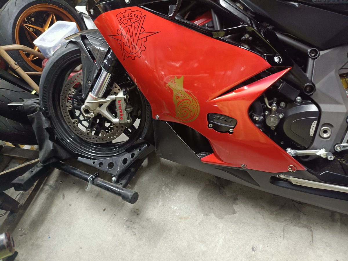 db2_grom's tweet photo. バイク3台ともドミノ倒しでした（泣）
少々傷が入りましたが、他の被害に遭われた方々��比べれば無傷みたいなモノですね…。 https://t.co/KgZ4vwMMDc