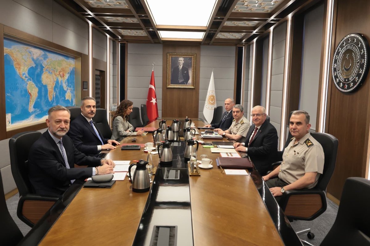 baharfeyzan's tweet photo. Hakan Fidan, dün Tom Barrack ile görüştü, ardından Milli Savunma Bakanıyla bir araya geldi.

Bugün ise Irak Başbakanı Ankara'da.

Fotoğraftaki termoslara bakınca, toplantıda içecek servisi dahi yapılmamış. Termoslar masaya konmuş ve görüşme başlamış.. 

Belli ki henüz duymadığımız bir durum gündeme gelecek!.