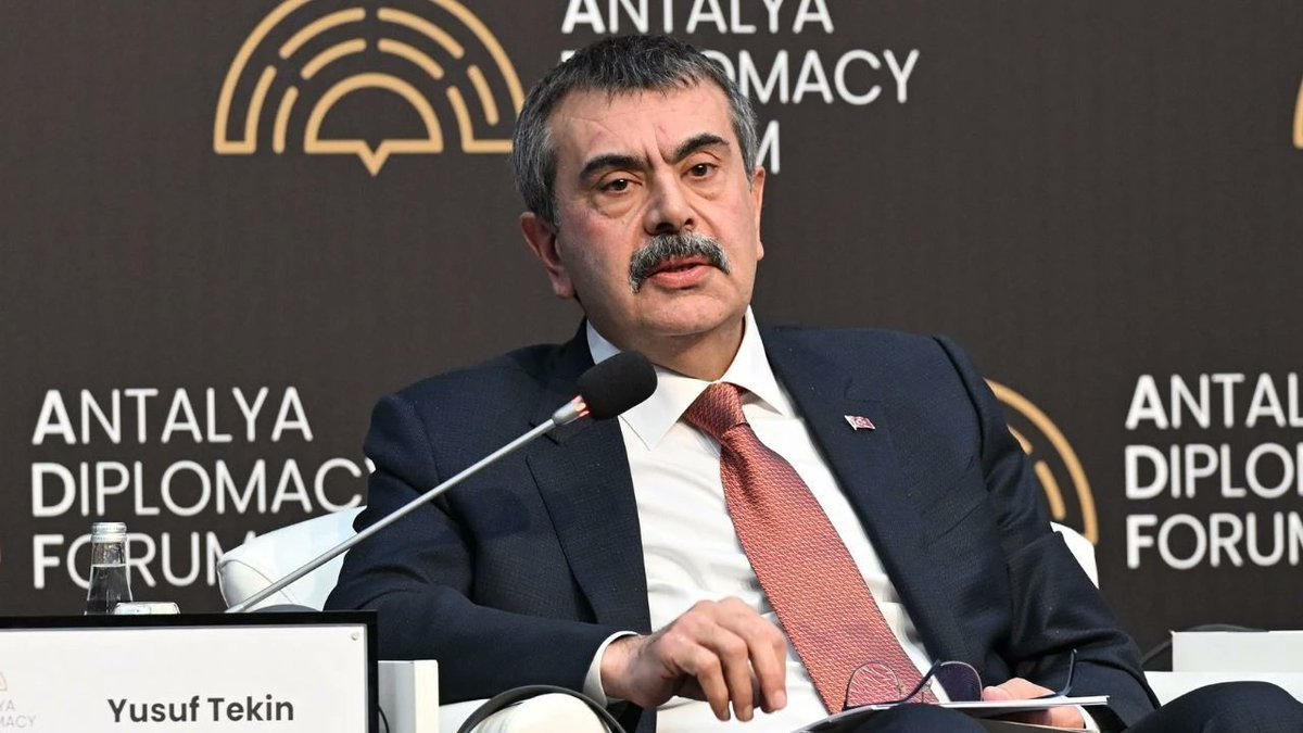 mahfildijital's tweet photo. 🔴 Milli Eğitim Bakanı Yusuf Tekin:

Çocuklarımızın Osmanlı ile Selçuklu ile gurur duymasını istiyorum. Bunun için müfredatı değiştirdik.

Türk ve Müslüman olduğum için gururluyum. https://t.co/V9hgzQW31K