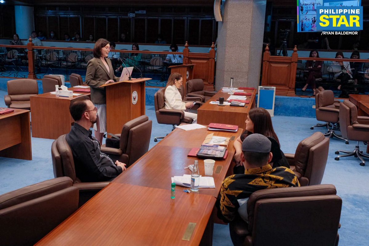 tagapagmulat's tweet photo. When Sen. Pia Cayetano delivered her "Kontra-SONA" speech, only Senator Risa Hontiveros chose to stay and listen. All the other senators, aside from Pia's close allies, left.

Kahit palagi siyang inaaway ni Pia, Risa still chose to show her respect. https://t.co/VC84rCB6m8