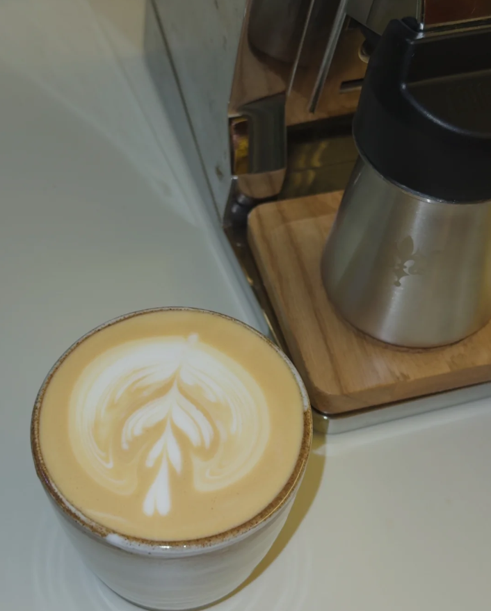 lilypurin's tweet photo. 今日はコーヒー飲みながらひと休み
深呼吸して頭をリセットすると不思議とやる気も戻ってくる https://t.co/M2XMxXwxWA