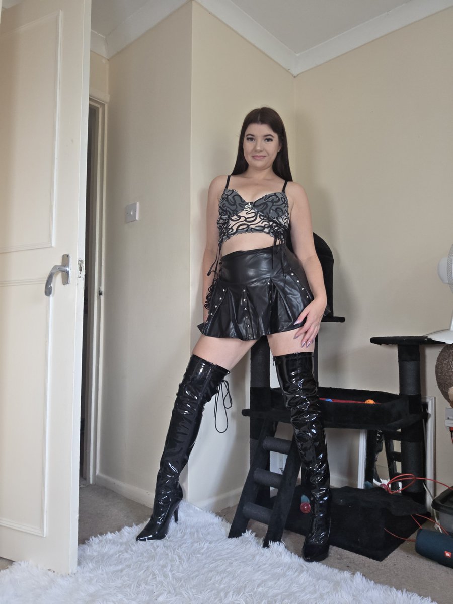 Summerbrookesfw's tweet photo. Which is your fave look on me? Ft Lilo https://t.co/bo4dmRK77d