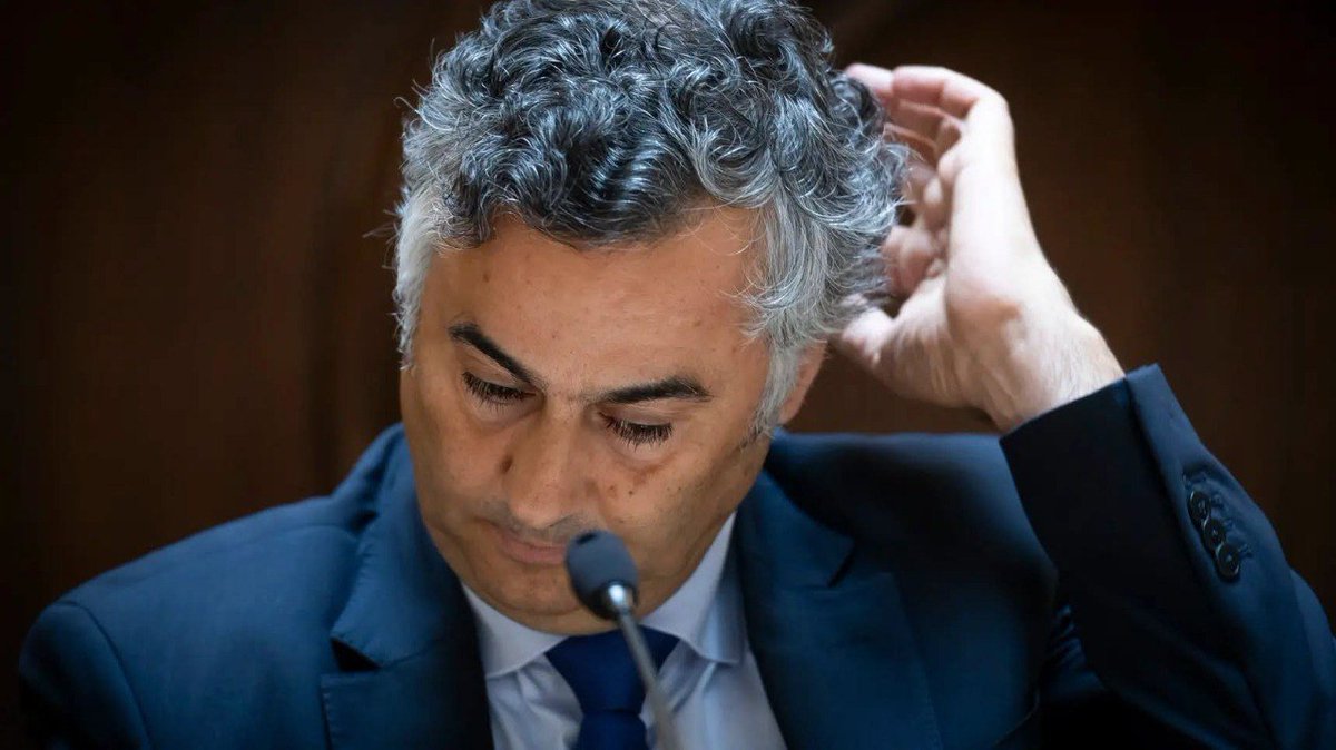 ffigueiredo14's tweet photo. 6af: "hoje terminam os pedidos" 8900, sinal de "confiança". 

2af: 15 mil "é natural". 

Hoje: +20 mil, triplo de 2025, meio milhão de € depositado pelas famílias a 25€ cada. Ano letivo do secundário adiado porque os professores estão exaustos. 

Natural é já ninguém acreditar. https://t.co/LnMVqScmGF