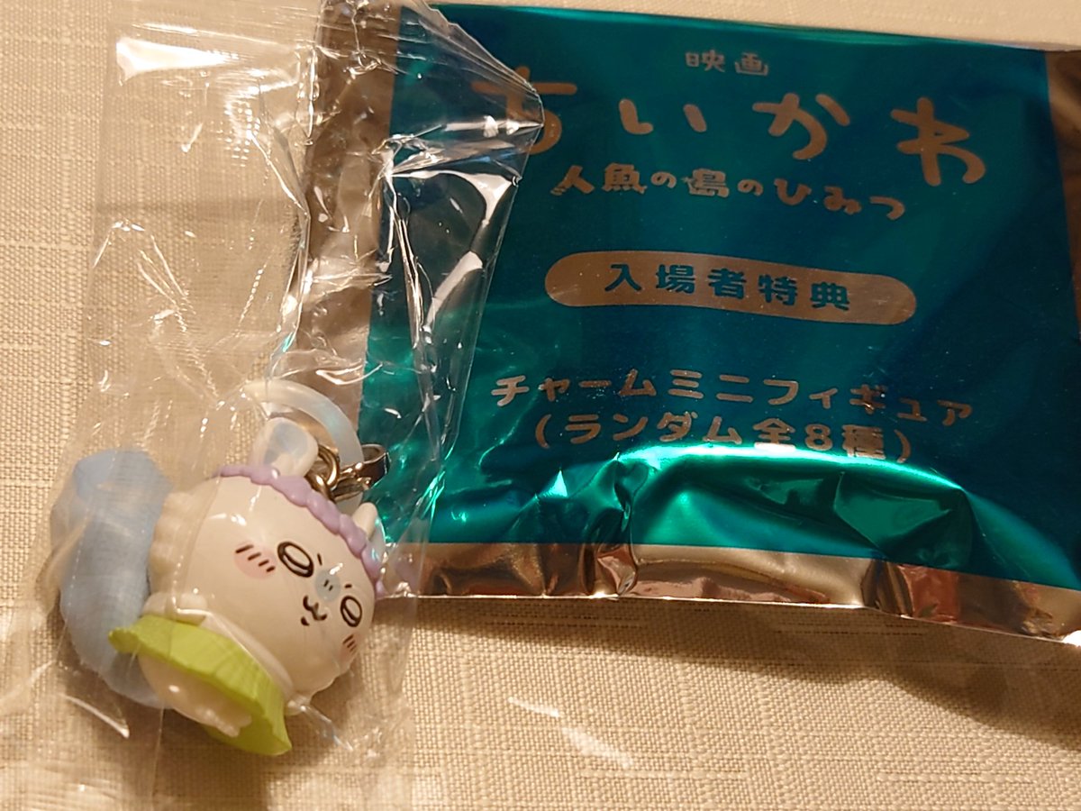 macaron_sol_325's tweet photo. 昨日は『映画 ちいかわ 人魚の島のひみつ』を。
ちいかわの世界に触れたのは初めて。
なるほど…なんとも言えない気分になったけど、観てよかった。いい映画だった。
島二郎さんとラッコ先生とうさぎとちいかわが好き。
入場者特典のチャームミニフィギュアはモモンガだった。 https://t.co/VWgi1Vl1EC