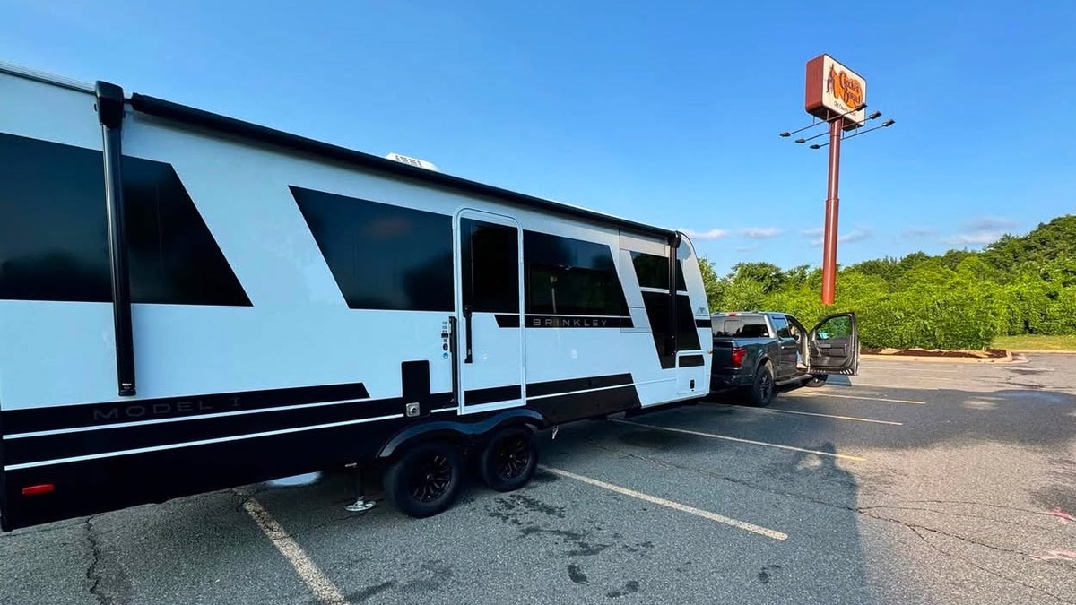 worldscoolrides's tweet photo. Towing 8,000 lbs with the Ford F-150 PowerBoost is a dream—until you pull up to the gas station.
Owner drops the real-world 8.2 MPG truth after a 400-mile haul. @DenisFlierl reports for @torquenewsauto https://t.co/cfppVMBK4z
#Ford #F150 #PowerBoost #Towing https://t.co/8gWfo9kf3H