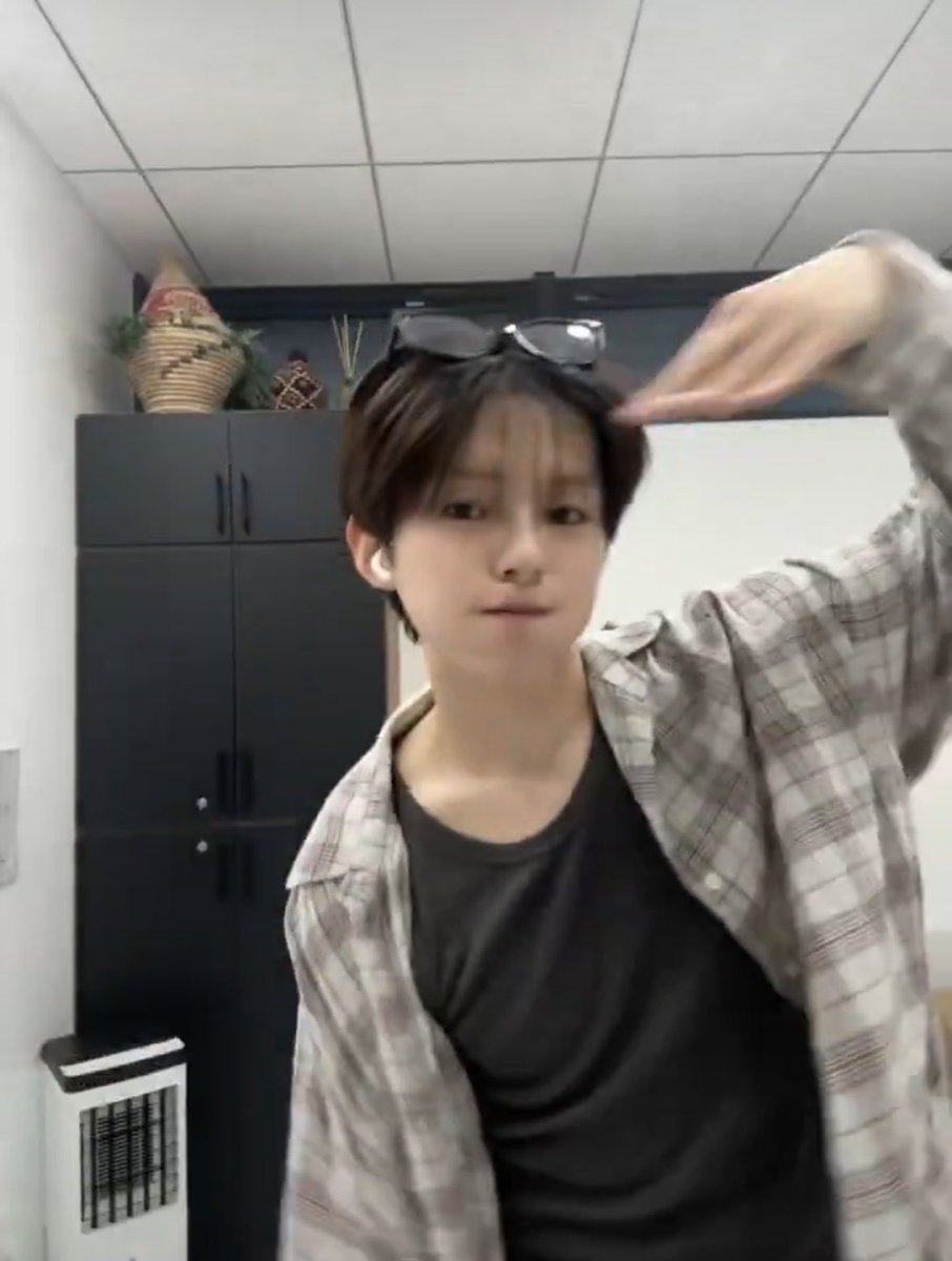 1_pika_'s tweet photo. 井汲大翔くんの謎背景→樹くんと同じ背景→所属事務所TRUSTAR→所属俳優御用達の背景
https://t.co/i0juO9gvbR https://t.co/YMT2H14YeP