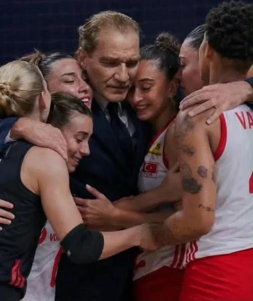 OrhanBaylan16i's tweet photo. Voleybolcu kızlara "filenin sultanları" denmesinden de hiç hoşlanmadım.
Ama birilerinin, "sultan" isminden duydukları rahatsizlikla "ata'nin kizları" demesi de ayrı garabet .
Ata'nin kızlarını da anlatirdik da o 5816 yok mu, boynumuzu büküyor!
Sustuk.. https://t.co/2yHaBzsoo3