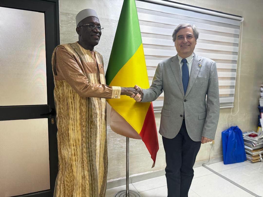 UEauMali's tweet photo. L’Ambassadeur de @UEauMali a été reçu par le  Ministre de l'Education nationale
Cette rencontre a permis d’échanger sur les enjeux de l'éducation.
L’UE soutient l’éducation via le Projet d’Appui à la Décentralisation de l’Éducation au Mali. https://t.co/nIn0oOSjiB