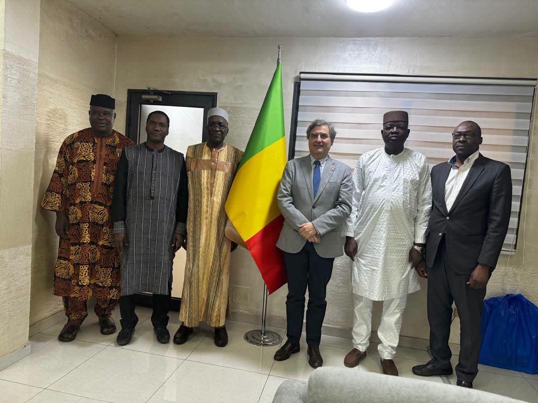 UEauMali's tweet photo. L’Ambassadeur de @UEauMali a été reçu par le  Ministre de l'Education nationale
Cette rencontre a permis d’échanger sur les enjeux de l'éducation.
L’UE soutient l’éducation via le Projet d’Appui à la Décentralisation de l’Éducation au Mali. https://t.co/nIn0oOSjiB