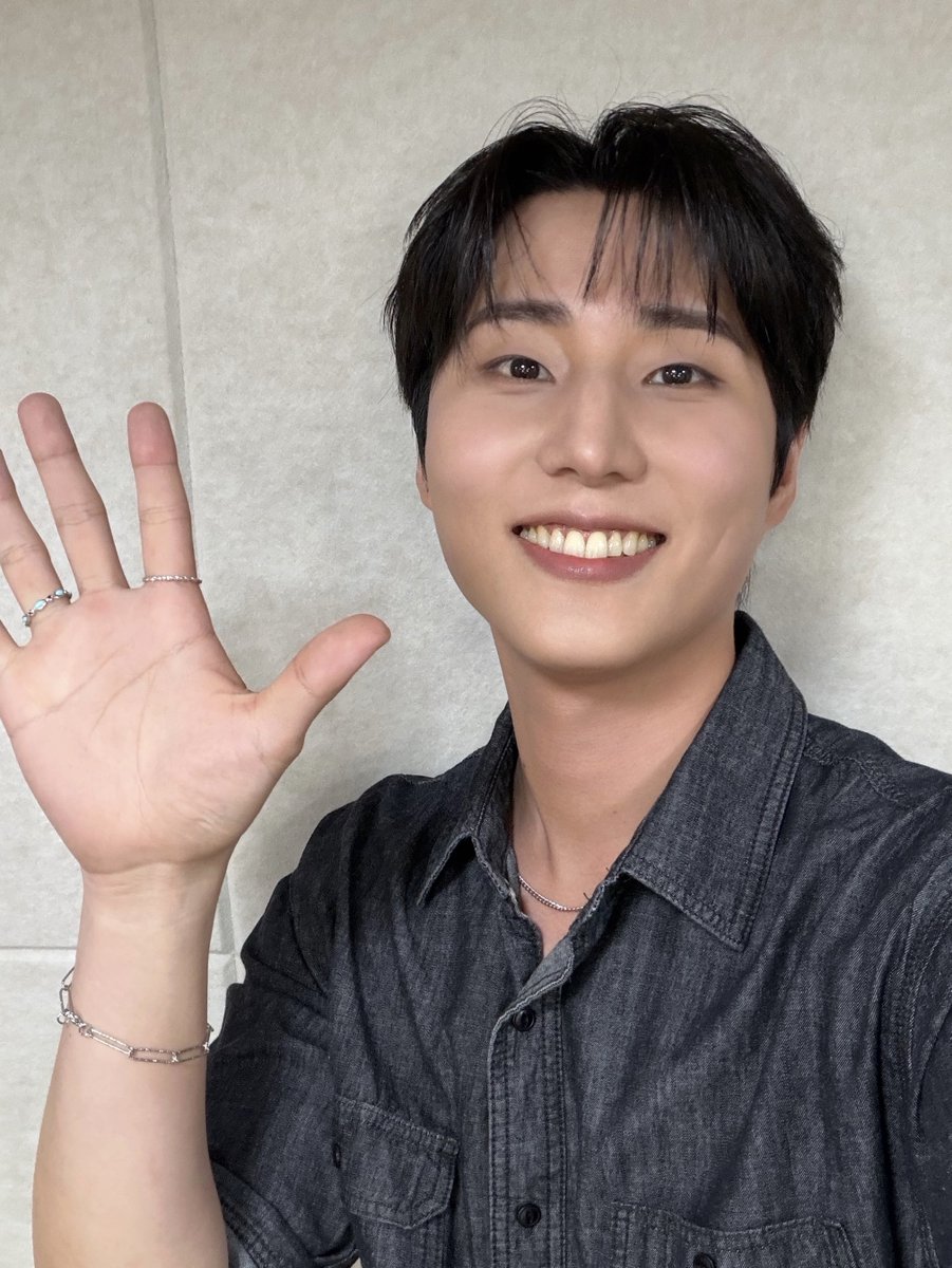 day6official's tweet photo. [ #DAY6_BEHIND ]

강영현 동국대 입시 썰 11년 만에 푼다. 👨‍🎓 

#DAY6 #데이식스
#YoungK #영케이
#미미미누 #초대석 https://t.co/6XIesiKgAJ