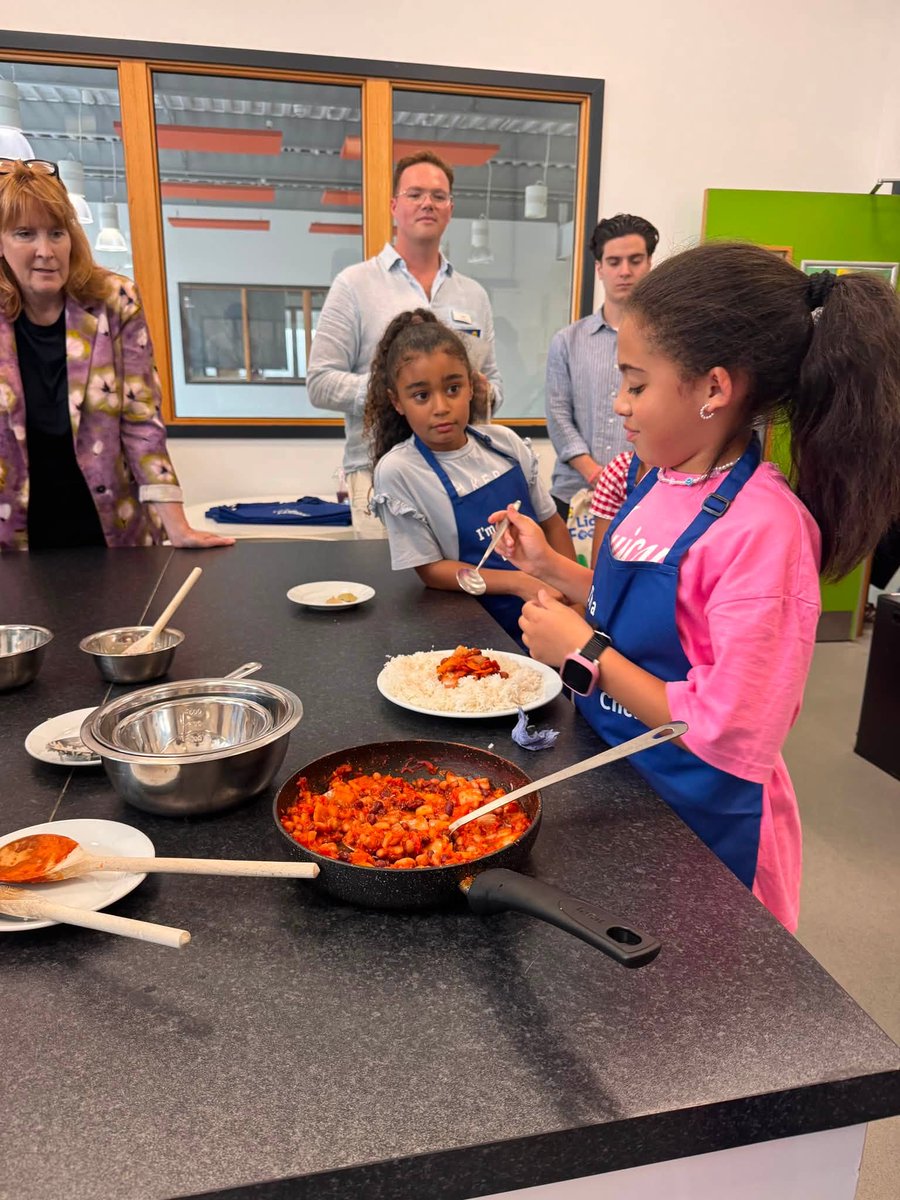 OnSideYZ's tweet photo. A brilliant start to our #LidlFoodies Summer Clubs at @LegacyYZ  🍎🥤
Young people joined the @LidlGB team to cook healthy recipes, make nutritious smoothies and build confidence in the kitchen.
Thanks to everyone who got involved in helping make healthy eating fun this summer 💙 https://t.co/l1s1cQqZGy