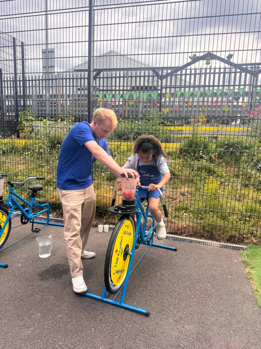 OnSideYZ's tweet photo. A brilliant start to our #LidlFoodies Summer Clubs at @LegacyYZ  🍎🥤
Young people joined the @LidlGB team to cook healthy recipes, make nutritious smoothies and build confidence in the kitchen.
Thanks to everyone who got involved in helping make healthy eating fun this summer 💙 https://t.co/l1s1cQqZGy
