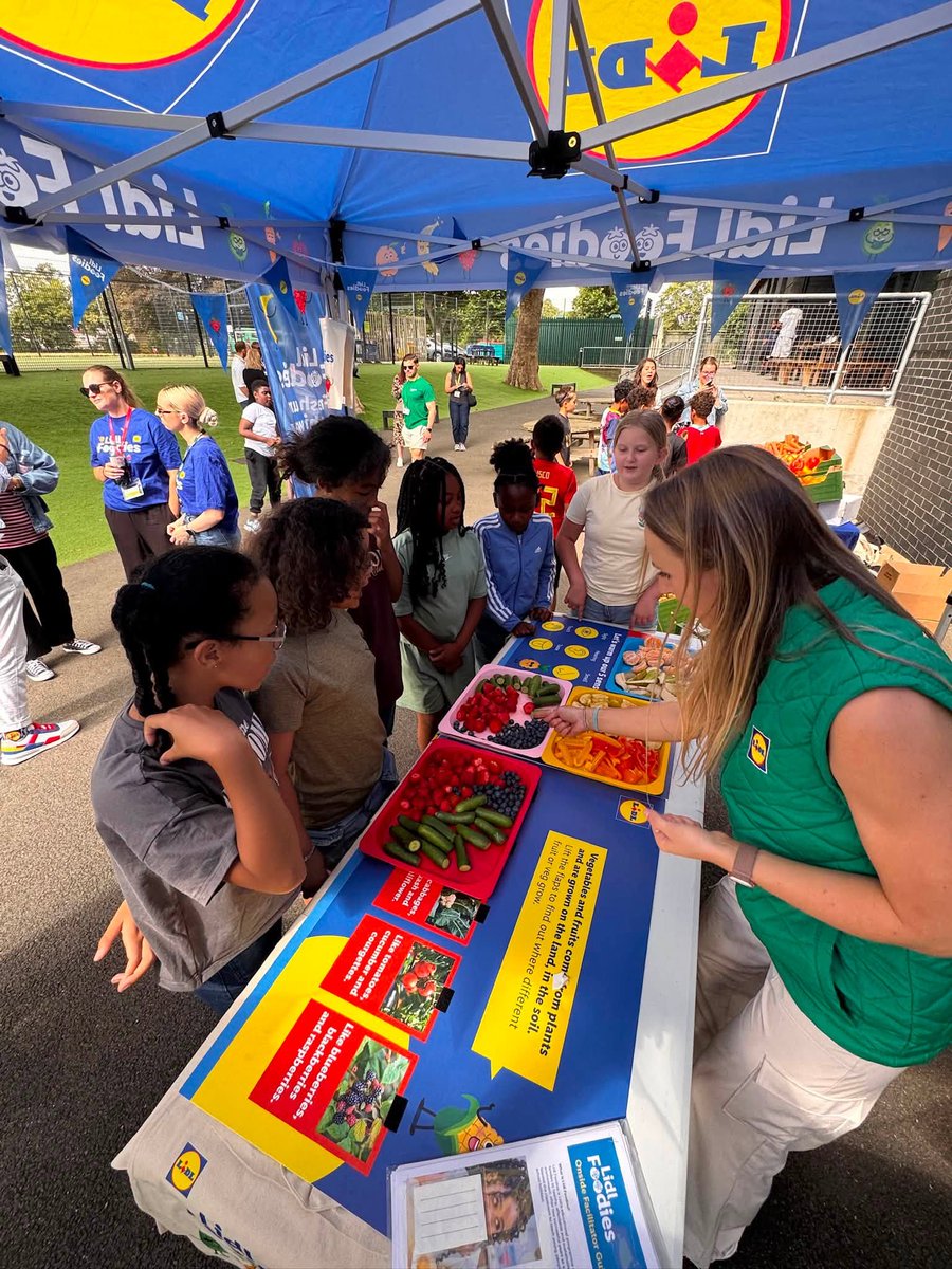 OnSideYZ's tweet photo. A brilliant start to our #LidlFoodies Summer Clubs at @LegacyYZ  🍎🥤
Young people joined the @LidlGB team to cook healthy recipes, make nutritious smoothies and build confidence in the kitchen.
Thanks to everyone who got involved in helping make healthy eating fun this summer 💙 https://t.co/l1s1cQqZGy